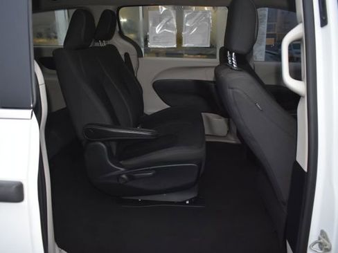 Used 2020 Chrysler Voyager L image 34