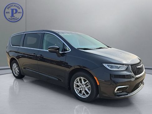 Used 2023 Chrysler Pacifica Touring-L FWD image 1