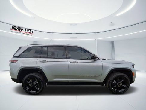 New 2025 Jeep Grand Cherokee Altitude image 2