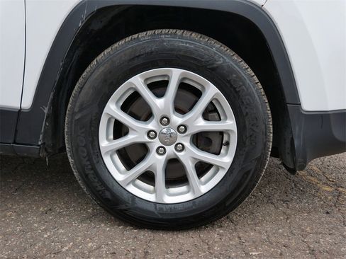 Used 2015 Jeep Cherokee Latitude w/ Cold Weather Group image 7