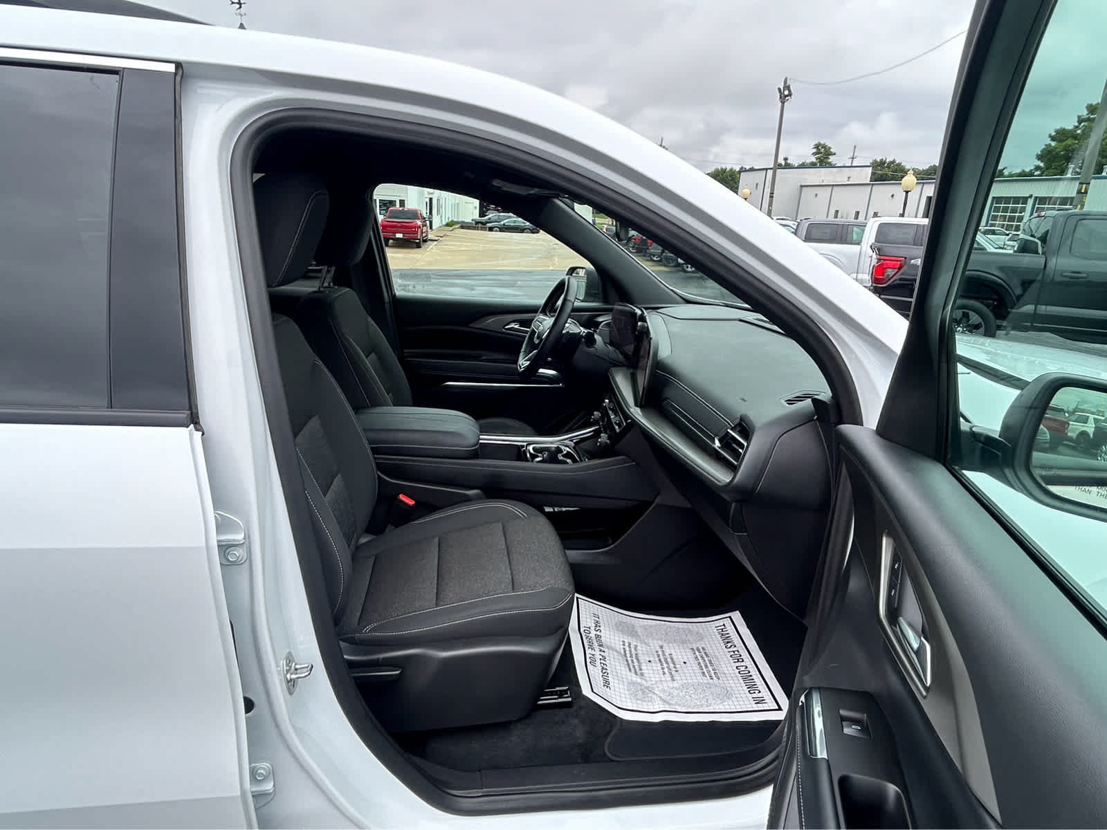 Used 2025 Chevrolet Traverse LT FWD image 16
