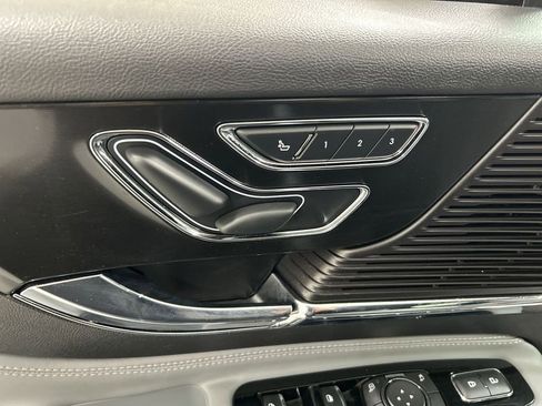 Used 2022 Lincoln Corsair Standard w/ Equipment Group 101A image 10