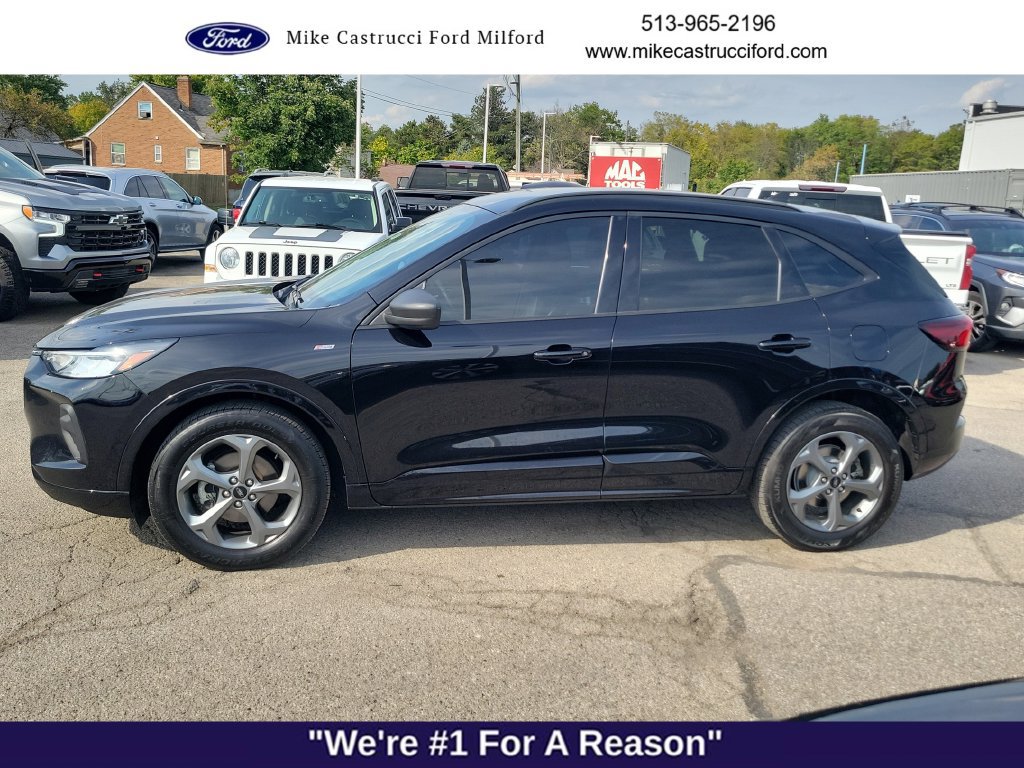 Used 2023 Ford Escape ST-Line w/ Tech Pack #1 AWD/4WD image 2