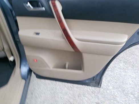 Used 2012 Toyota Highlander Limited w/ Protection Pkg AWD/4WD image 34