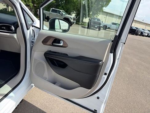 Used 2022 Chrysler Voyager LX FWD image 13
