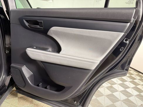 Used 2022 Toyota Highlander LE FWD image 16