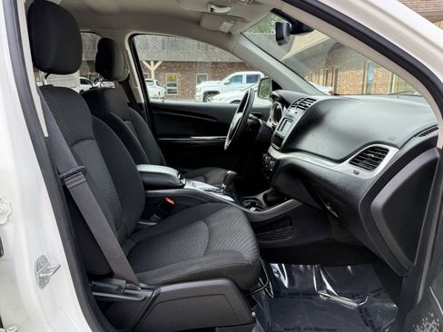 Used 2019 Dodge Journey SE image 22