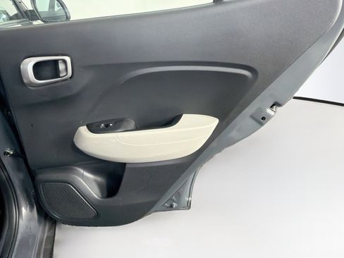 Used 2025 Hyundai Venue SEL FWD image 31