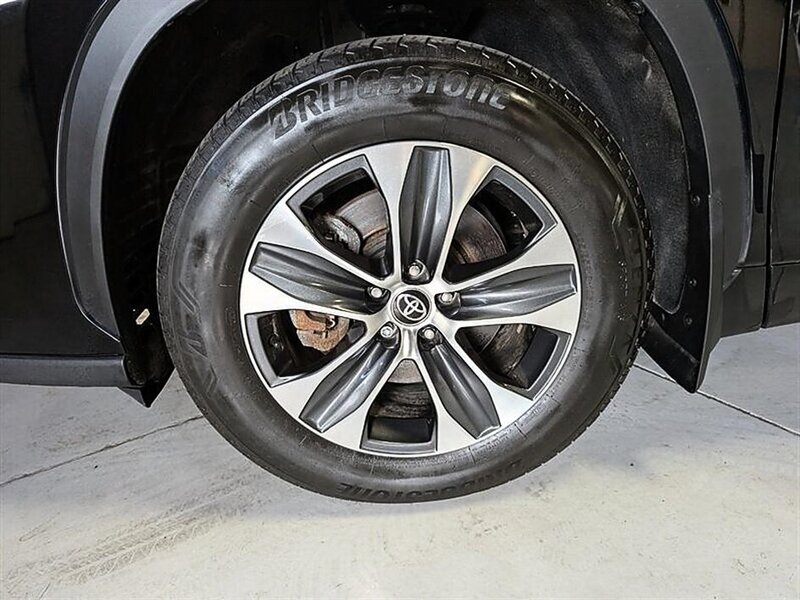 Used 2025 Toyota Highlander XLE AWD/4WD image 15