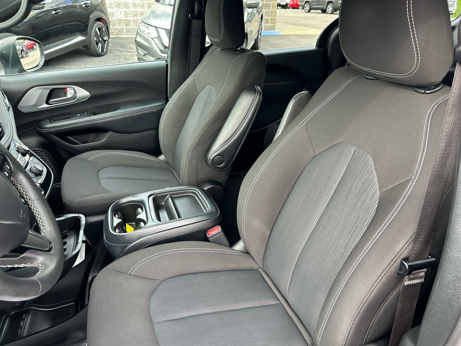 Used 2023 Chrysler Pacifica Touring FWD image 12