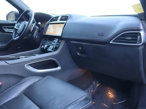 Used 2018 Jaguar F-PACE R-Sport image 21