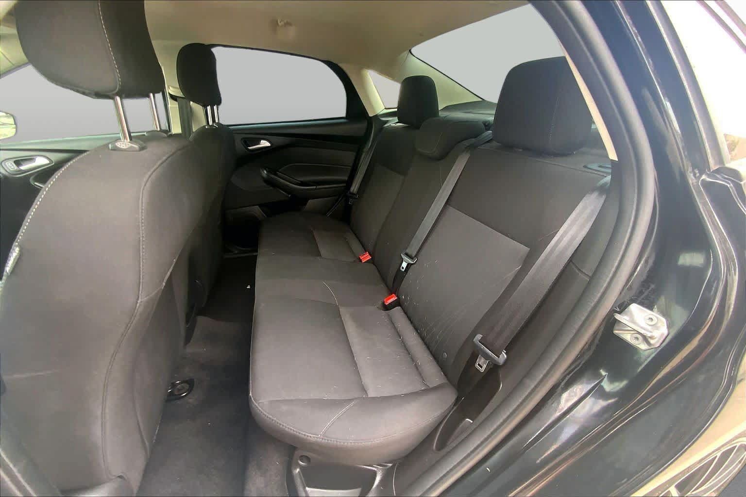 Used 2018 Ford Focus SE w/ SE Appearance Package FWD image 21