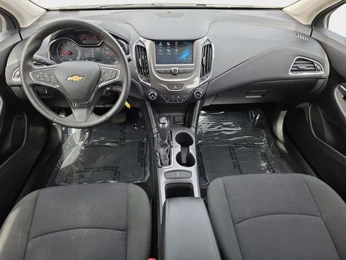 Used 2017 Chevrolet Cruze LT FWD image 10