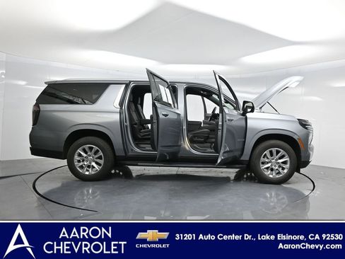Used 2025 Chevrolet Suburban Premier image 3