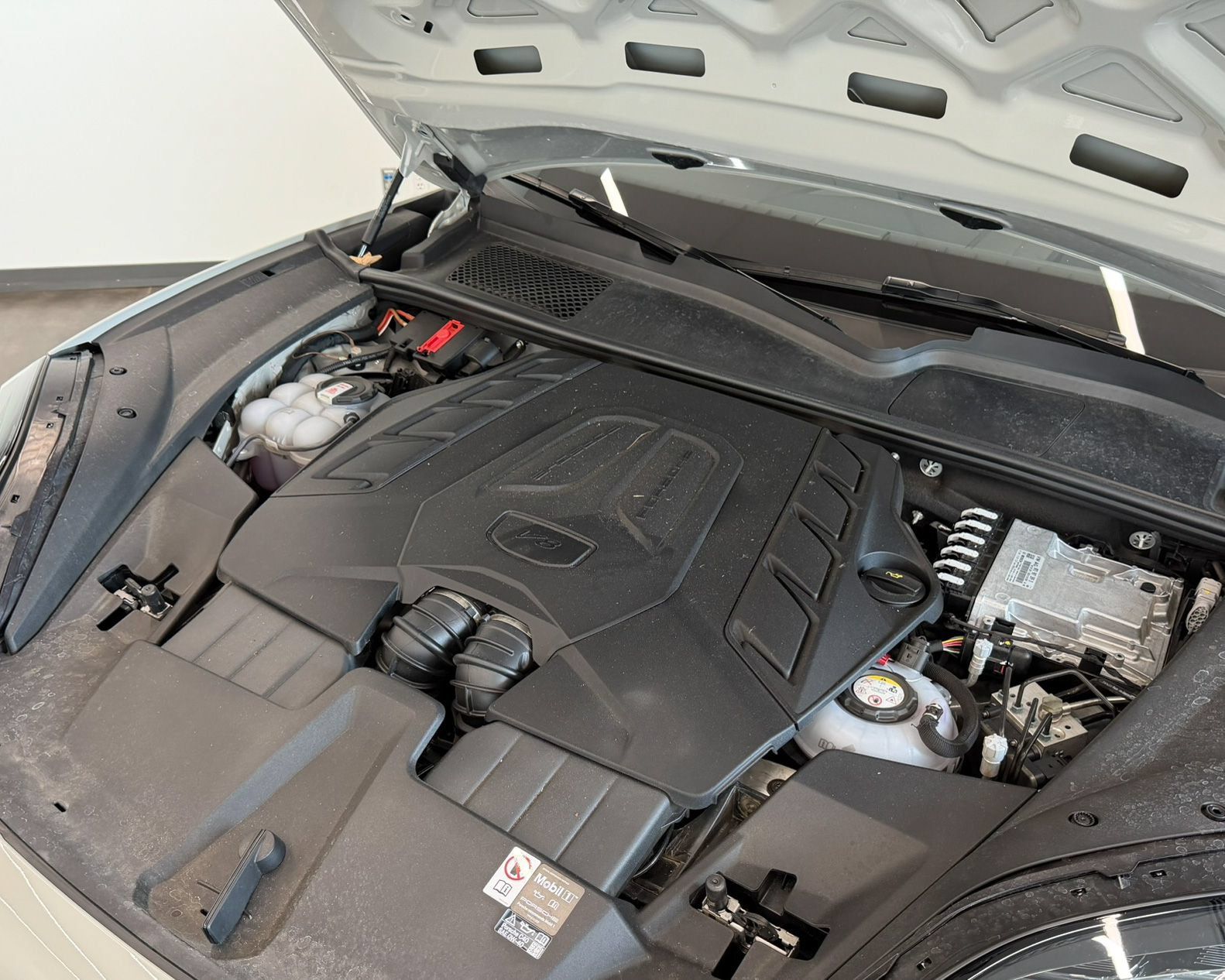 Used 2025 Porsche Cayenne Turbo AWD/4WD image 43