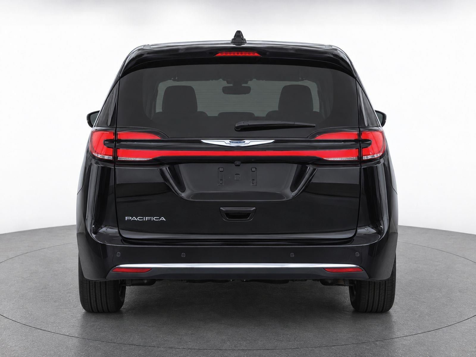 Used 2024 Chrysler Pacifica Touring-L FWD image 3