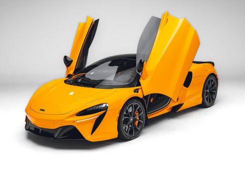 Used 2023 McLaren Artura RWD image 3