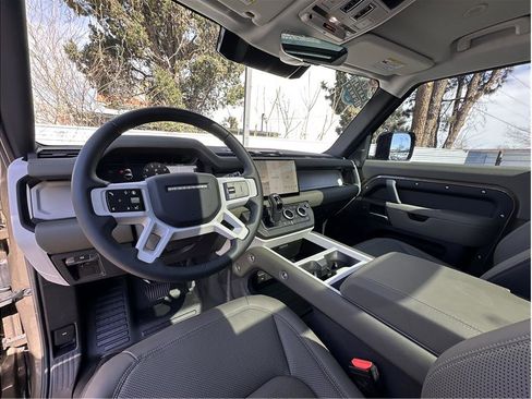 Used 2025 Land Rover Defender 90 S image 2