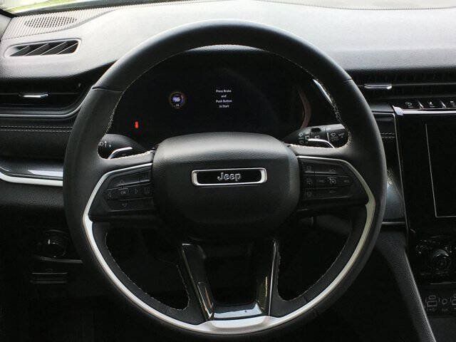 Used 2023 Jeep Grand Cherokee Altitude AWD/4WD image 8