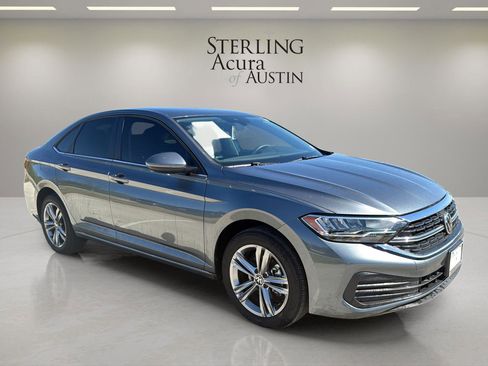 Used 2022 Volkswagen Jetta SE image 3