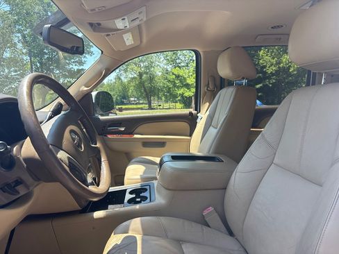 Used 2011 GMC Yukon XL SLT w/ SLT-2 Equipment Package AWD/4WD image 10