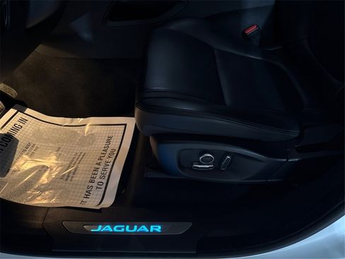 Used 2020 Jaguar F-PACE Premium image 22