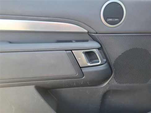 Used 2020 Land Rover Discovery Landmark AWD/4WD image 22