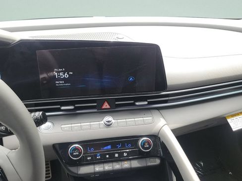 Used 2025 Hyundai Elantra SEL FWD image 13