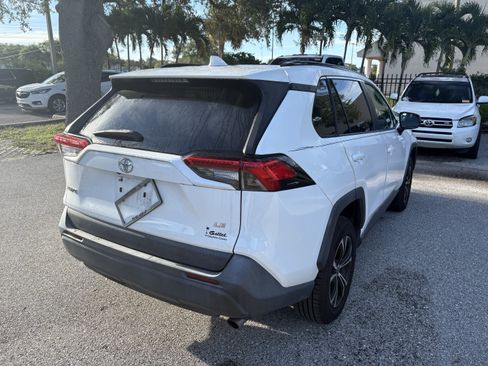Used 2019 Toyota RAV4 LE FWD image 7