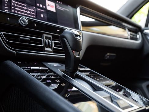 Certified 2023 Porsche Macan AWD/4WD image 26