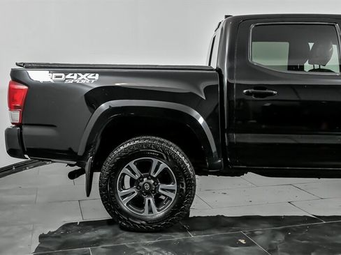 Used 2017 Toyota Tacoma TRD Sport w/ Tow Package (A/T) AWD/4WD image 10