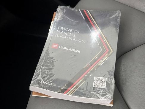 Used 2023 Toyota Highlander XLE image 28