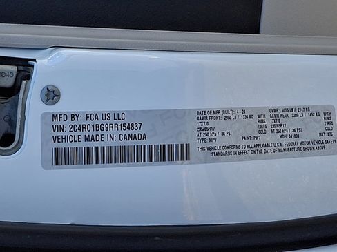 Used 2024 Chrysler Pacifica Touring-L image 27