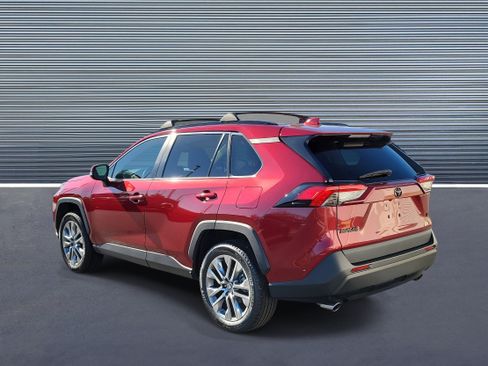 Used 2023 Toyota RAV4 XLE Premium image 4