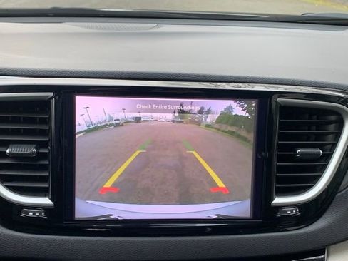 Used 2024 Chrysler Pacifica Touring-L image 19