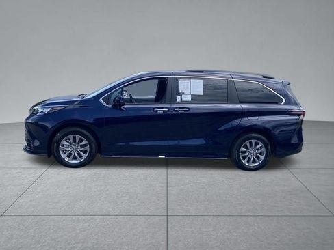 Used 2025 Toyota Sienna XLE FWD image 4