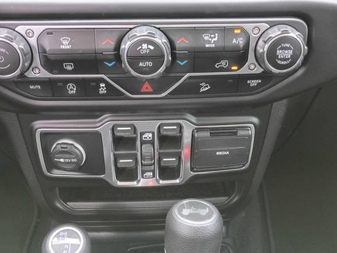 Used 2020 Jeep Wrangler Unlimited Sahara AWD/4WD image 15
