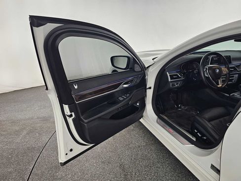 Used 2022 BMW 750i xDrive AWD/4WD image 19