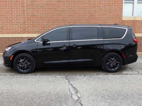 Used 2025 Chrysler Pacifica Select FWD image 7