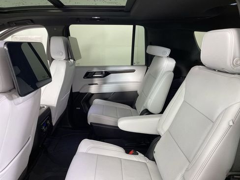 New 2025 Chevrolet Suburban Premier image 26