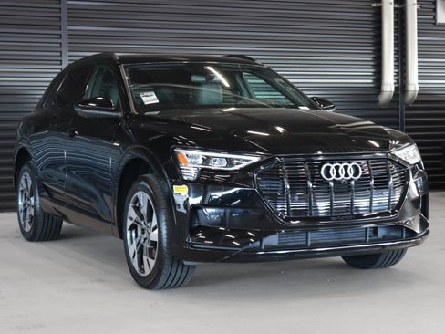 Used 2022 Audi e-tron Premium w/ Convenience Plus Package image 12