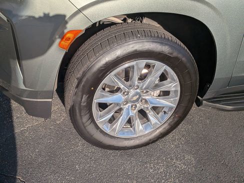 Used 2024 Chevrolet Suburban Premier image 12