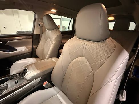 Used 2020 Toyota Highlander Platinum FWD image 19