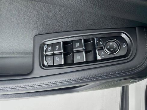 Used 2023 Porsche Macan Turbo AWD/4WD image 8