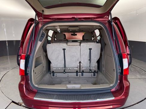 Used 2016 Chrysler Town & Country Touring-L image 6
