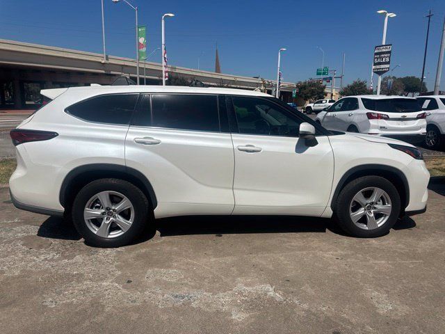 Used 2021 Toyota Highlander LE FWD image 7