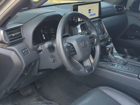 Used 2025 Lexus LX 600 4WD w/ Premium Package image 10