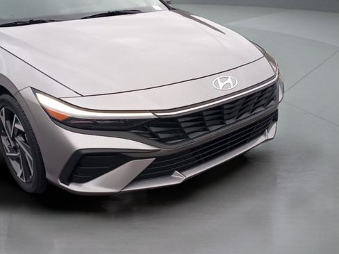 Certified 2025 Hyundai Elantra Sport image 39