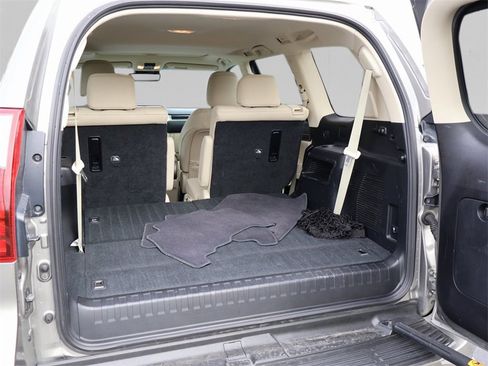 Used 2021 Lexus GX 460 Premium w/ Accessory Package image 16