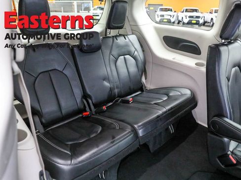 Used 2023 Chrysler Pacifica Touring-L image 25